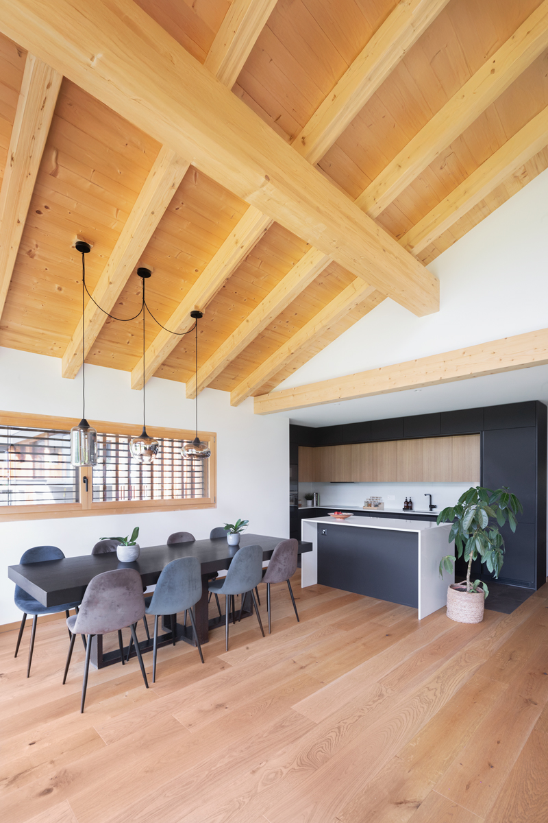 Cuisine ouverte moderne de la villa à Vollèges avec matériaux contemporains